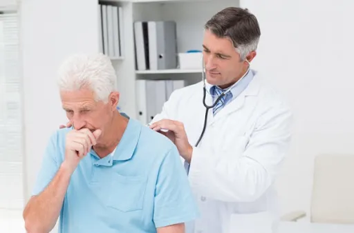 Viêm phổi gặp ở người cao tuổi thường có diễn tiến bệnh nặng hơn